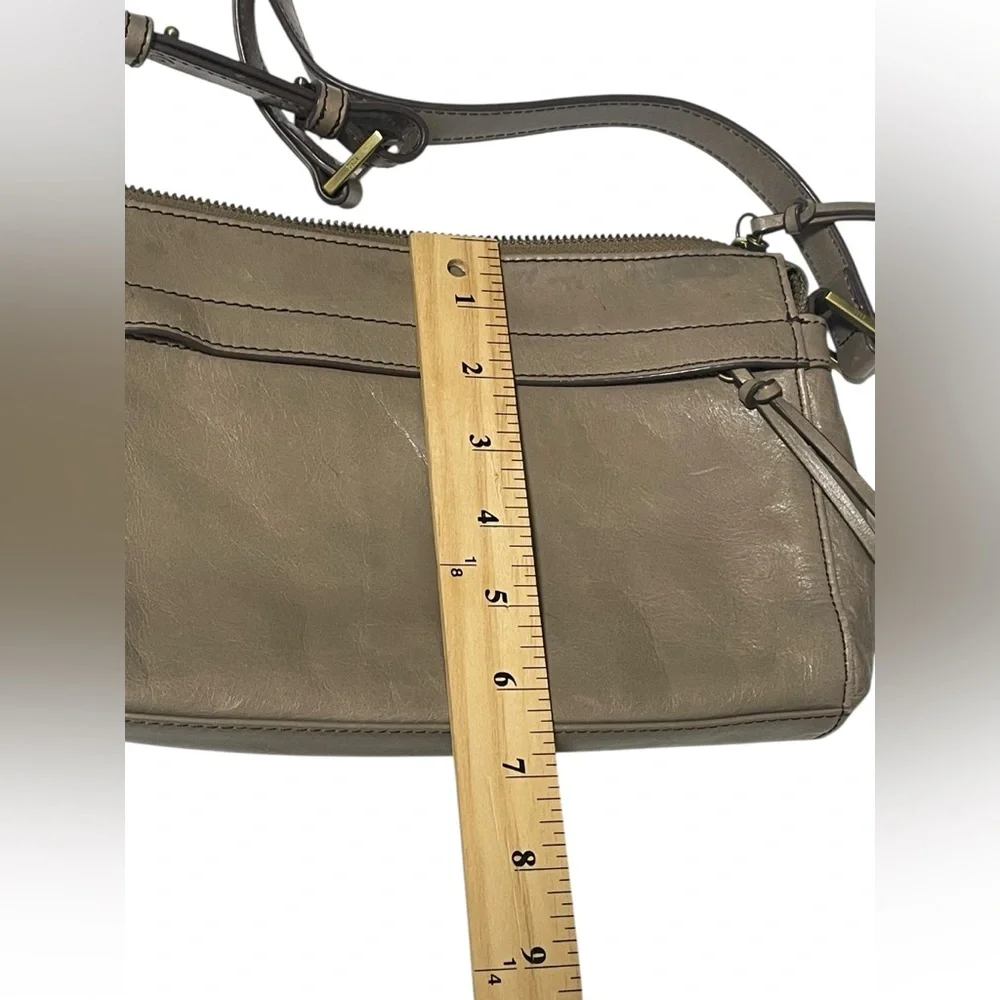 Hobo International Leather Purse Crossbody Bag Taupe Adjustable Strap Zipper Top